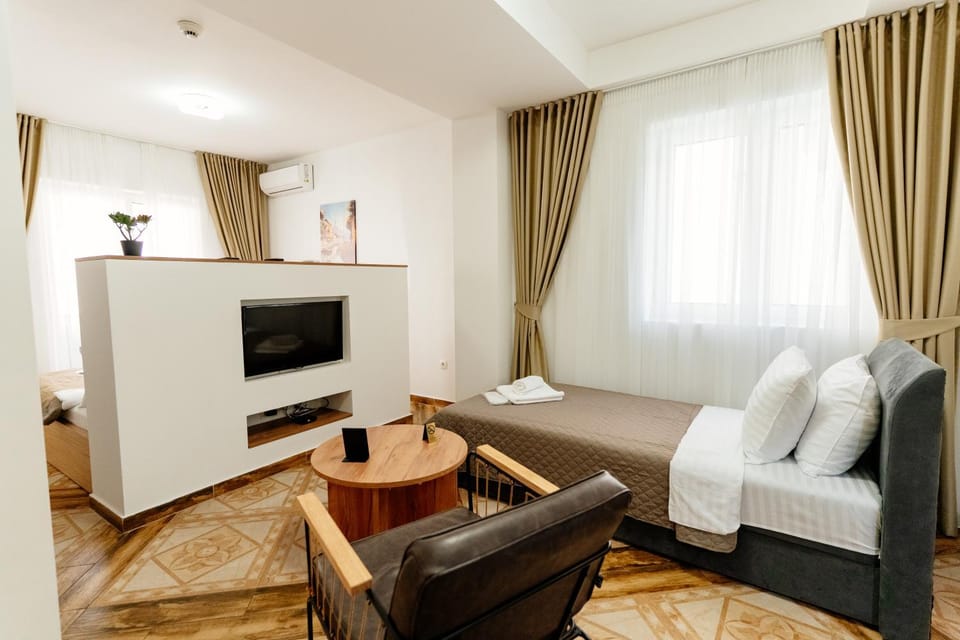 Bed, TV and multimedia, Living room, Photo of the whole room, Seating area, Bedroom, towels