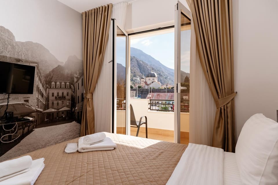Bed, Natural landscape, TV and multimedia, Balcony/Terrace, Photo of the whole room, Bedroom, City view, Mountain view, towels