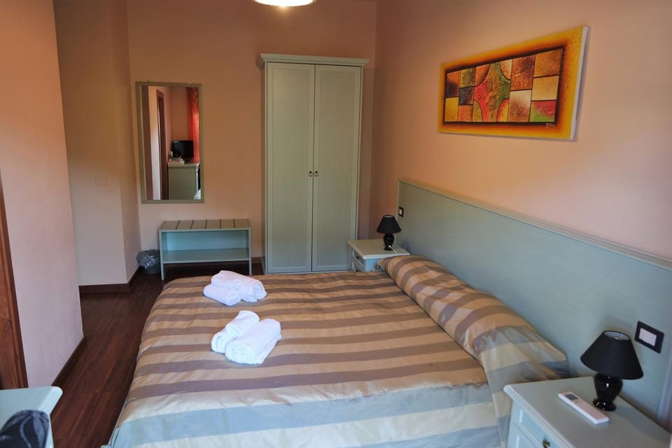 Bed, Photo of the whole room, towels