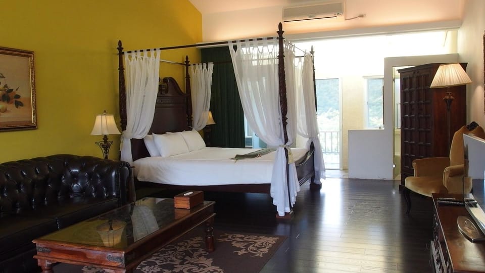 Bed, Living room, Photo of the whole room