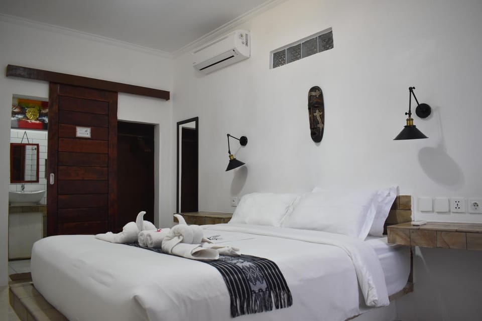 Bed, Photo of the whole room, Bedroom, towels, air conditioner