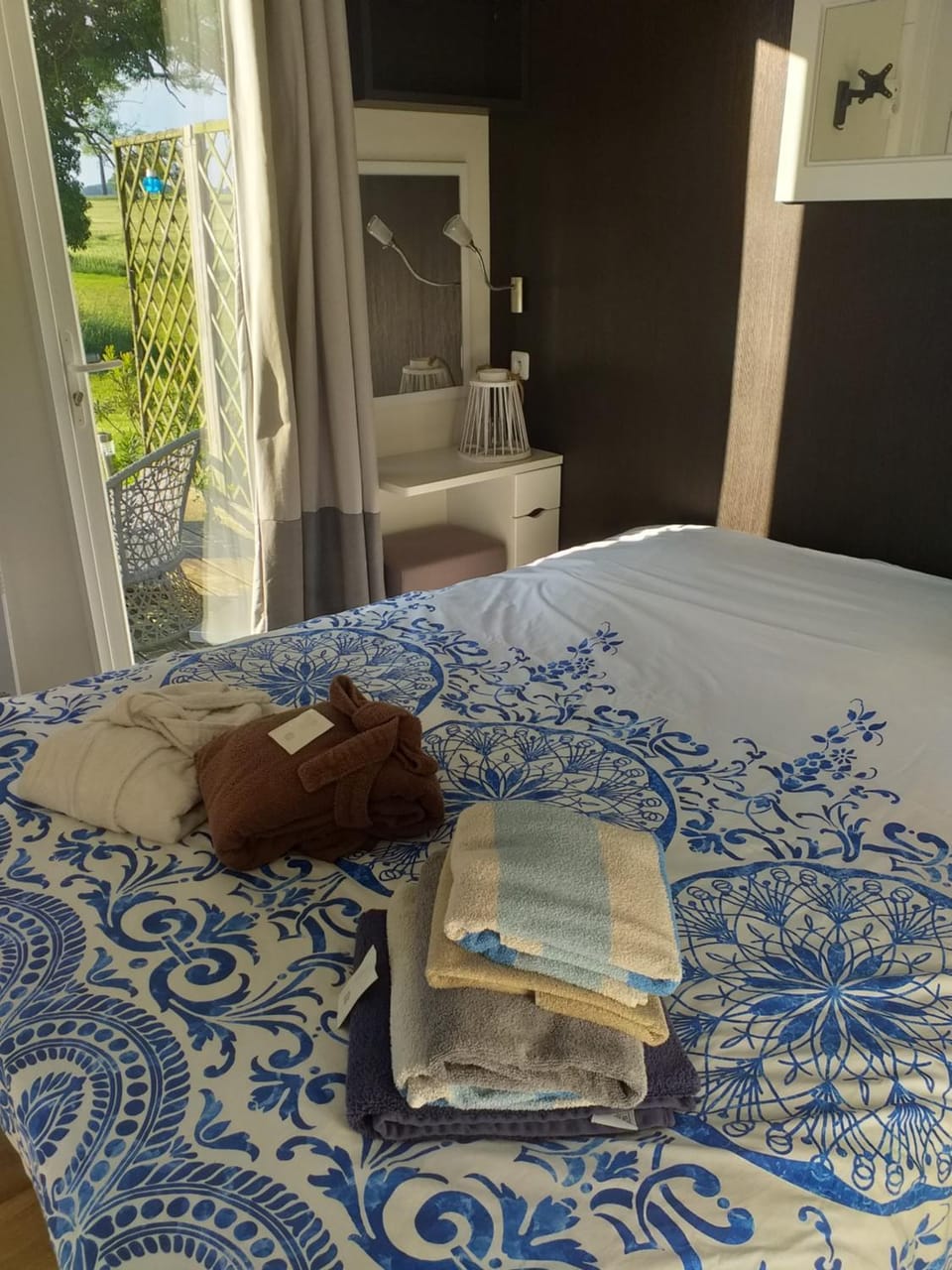 Bed, Photo of the whole room, Bedroom, towels