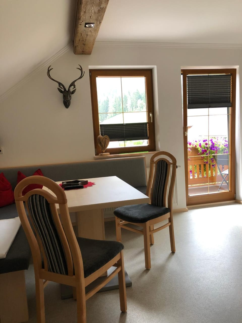 Seating area, Dining area