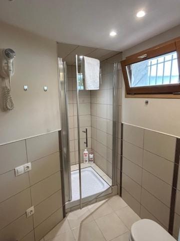 Shower, Toilet