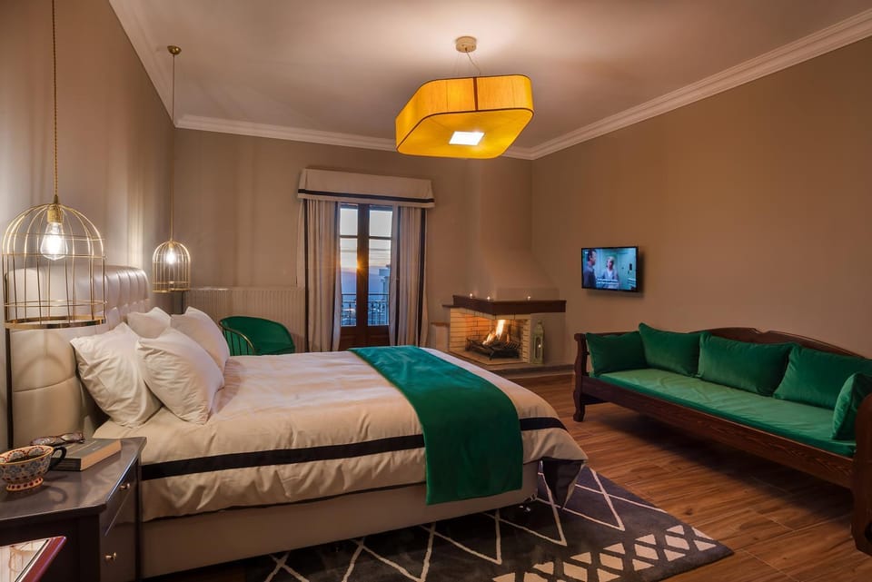 TV and multimedia, Photo of the whole room, Seating area, Bedroom
