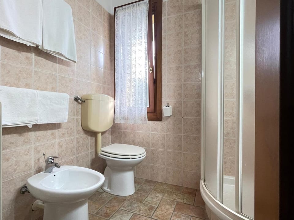 Shower, Toilet, Bathroom, bidet, towels