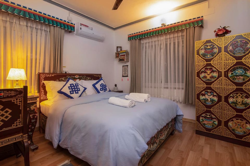 Bedroom, Breakfast, fireplace, heating, air conditioner