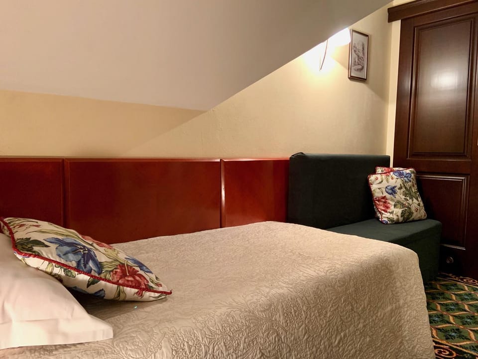 Bed, Night, Photo of the whole room