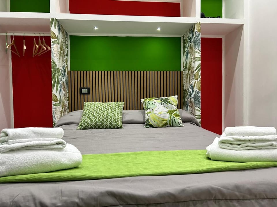 Bed, Bedroom, towels