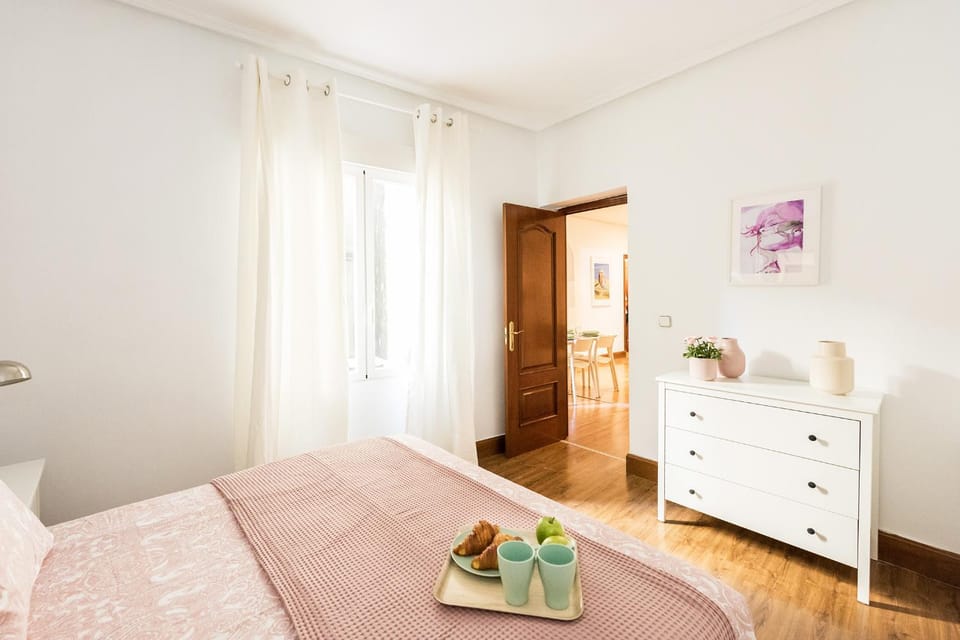 Photo of the whole room, Bedroom, wardrobe