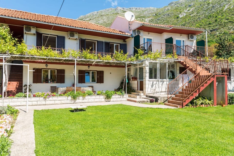 Facade/entrance, Garden, Balcony/Terrace