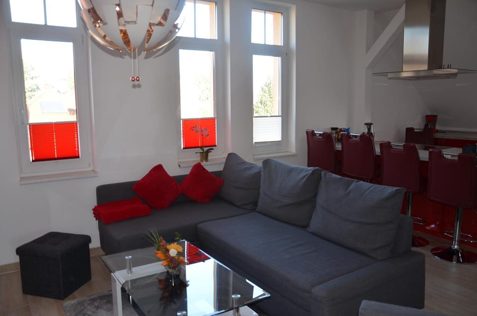 Coffee/tea facilities, Kitchen or kitchenette, Living room, Seating area, Dining area