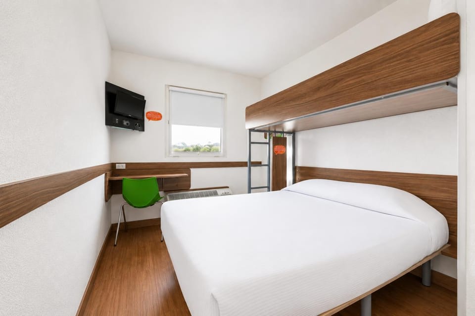 Bed, TV and multimedia, Bedroom, bunk bed, air conditioner