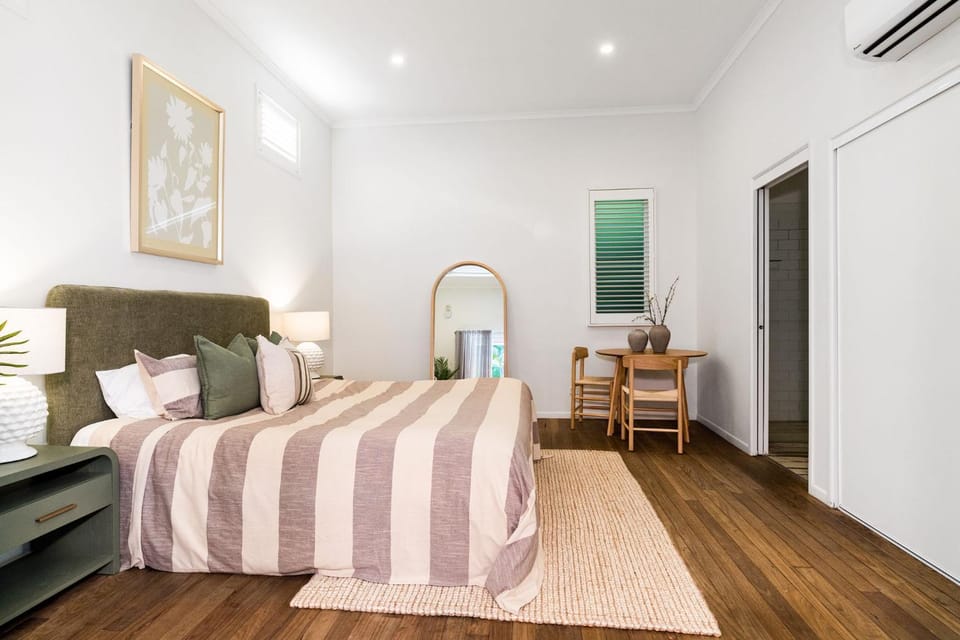 Seating area, Bedroom, wardrobe
