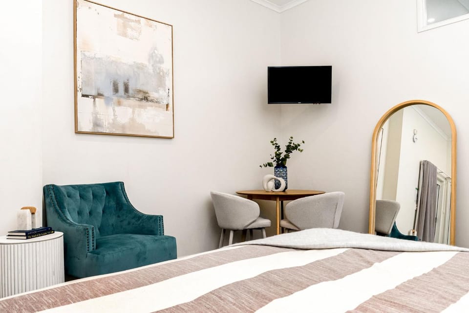 Bed, TV and multimedia, Living room, Seating area, Bedroom