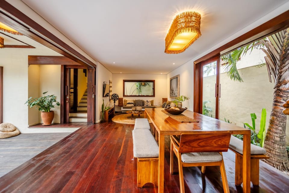 Bed, Living room, Seating area, Dining area