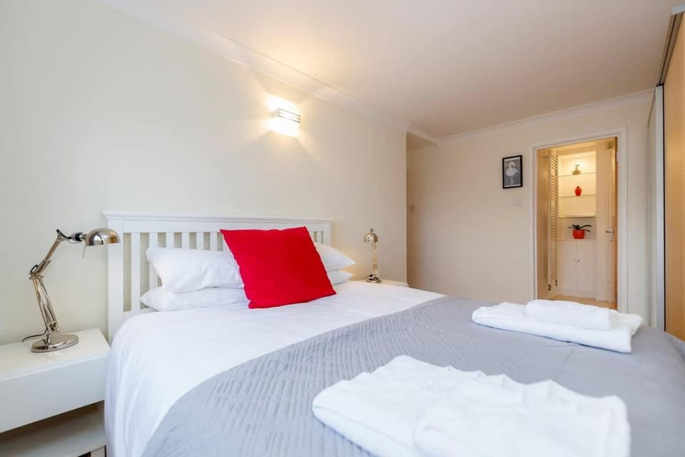 Holland Park 2 Bed Flat by BaseToGo Apartment in City of Westminster