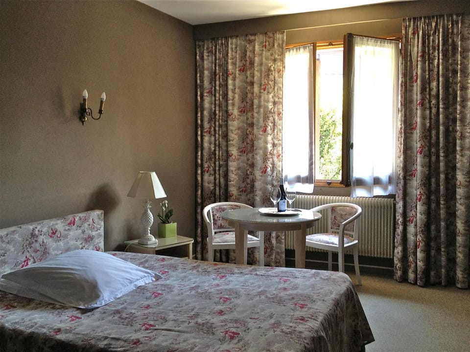 Bed, Photo of the whole room, Seating area, Bedroom