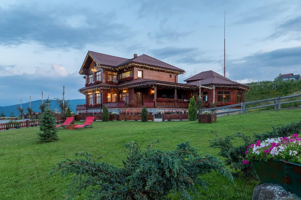 Property building, Day, Natural landscape, Garden, Garden view, Mountain view