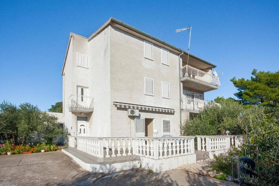 Property building, Facade/entrance, Off site