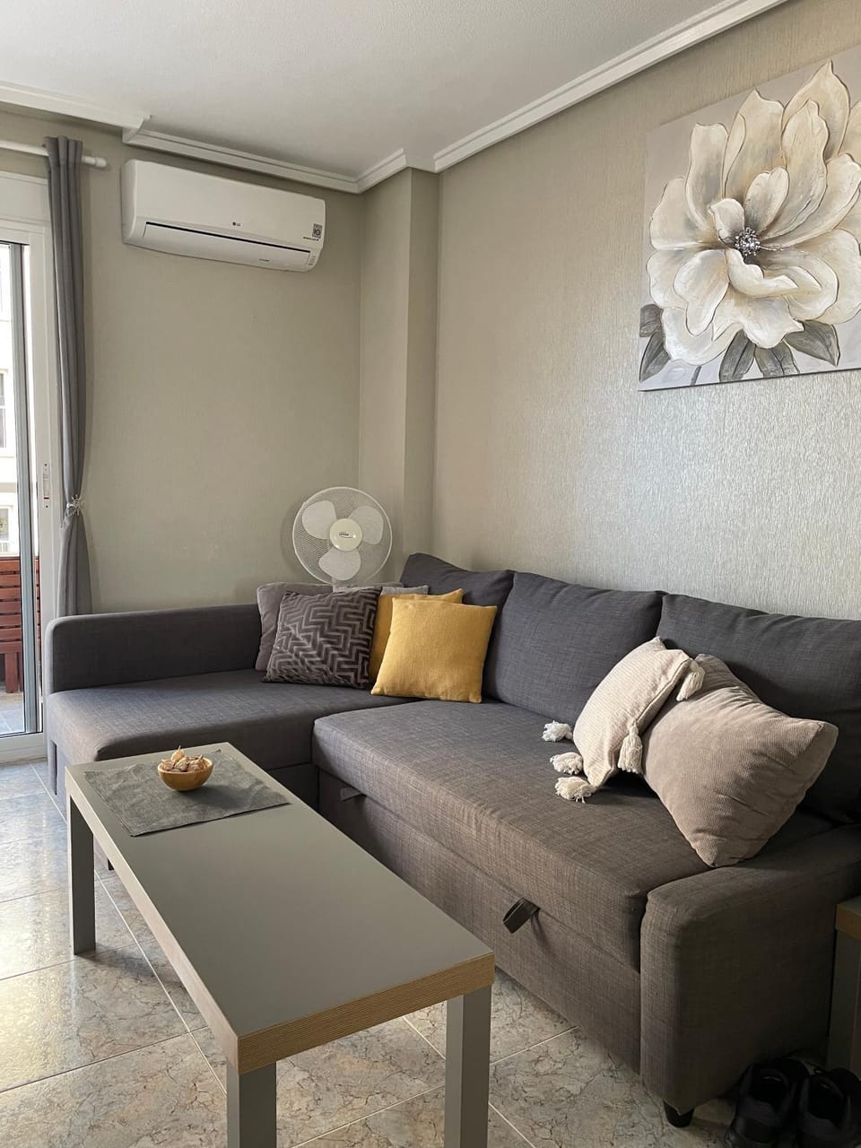 Living room, Seating area, air conditioner
