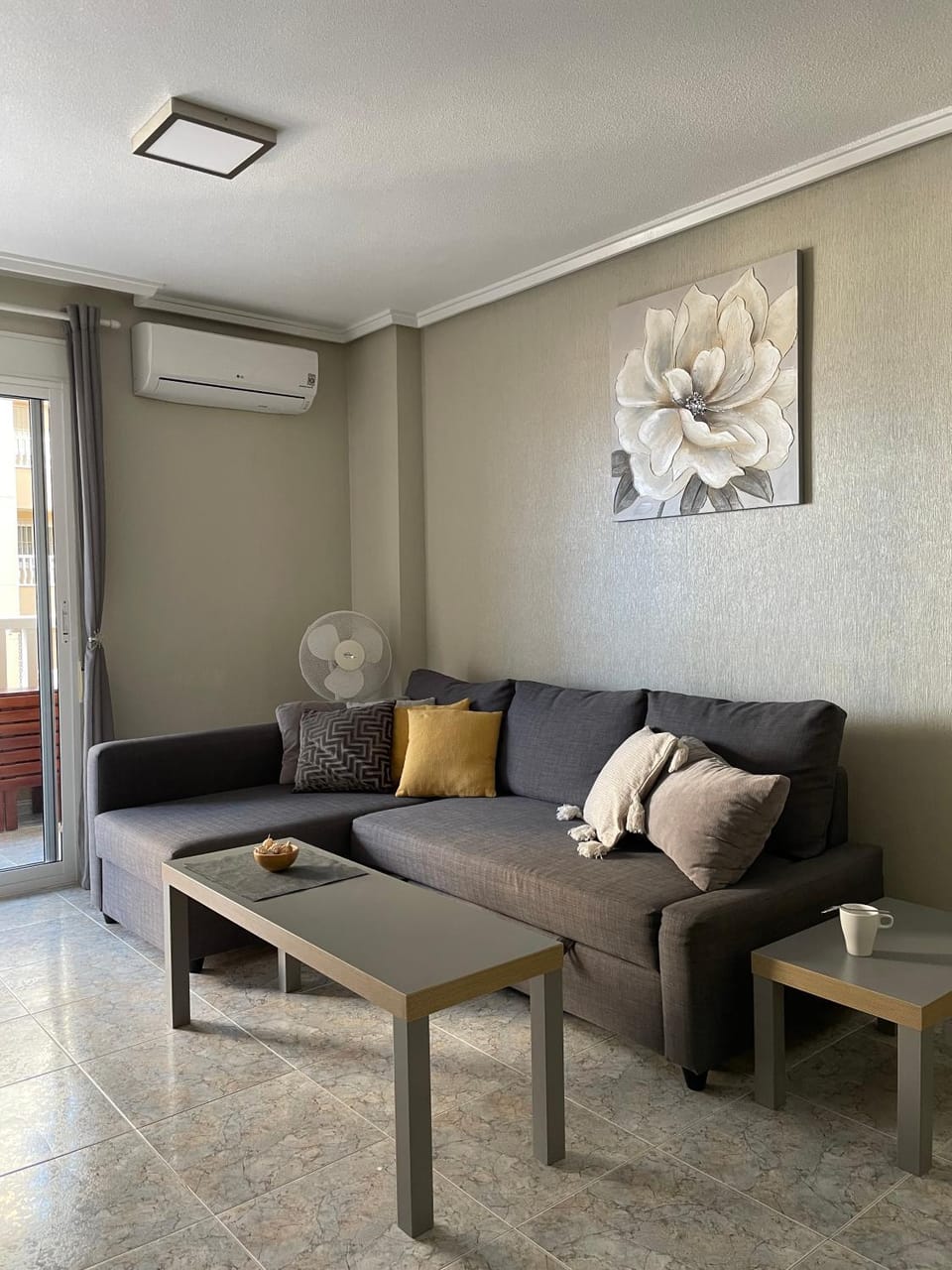 Living room, Seating area, air conditioner