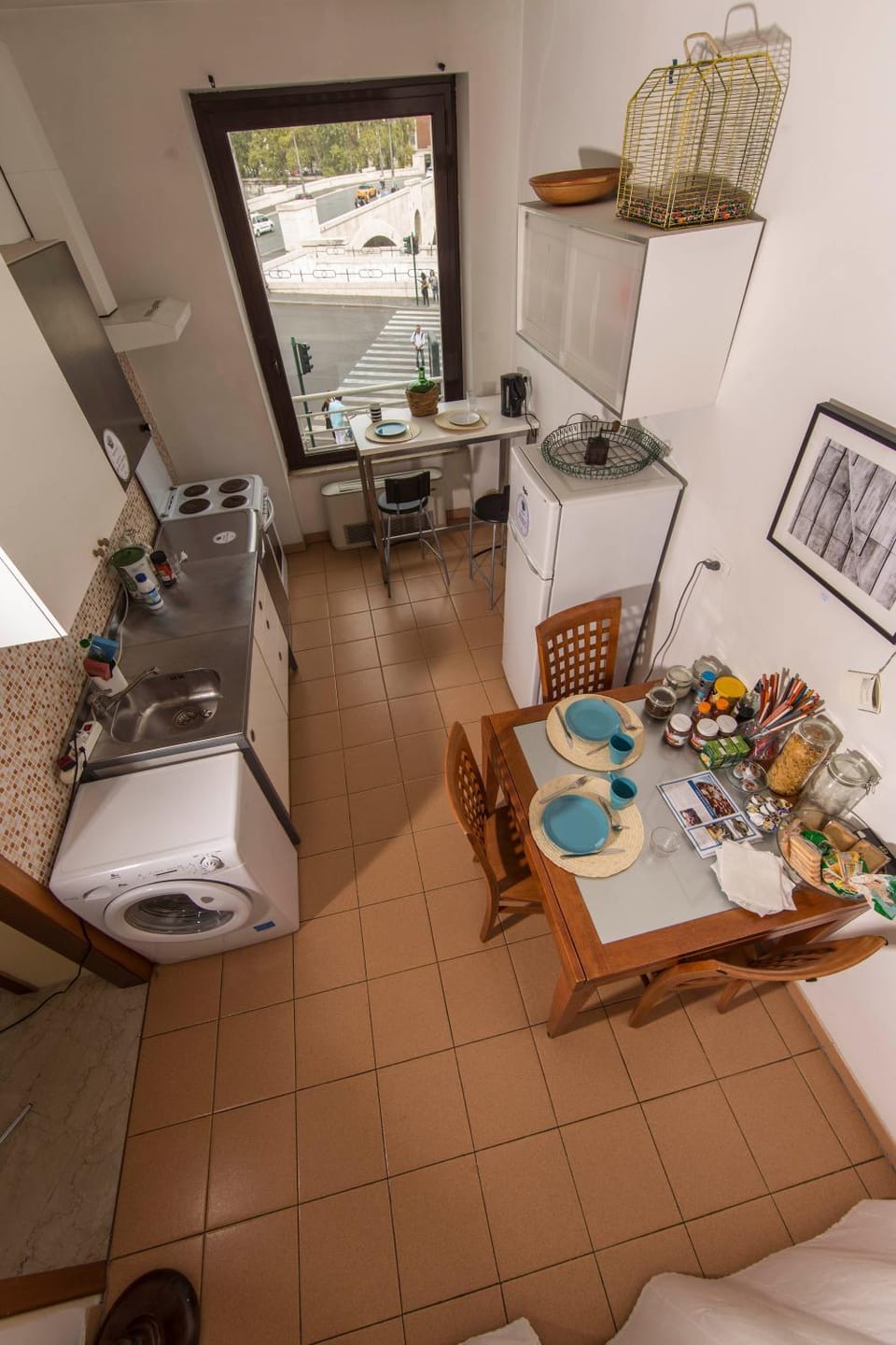 Kitchen or kitchenette, Dining area, Communal kitchen, Breakfast, Buffet breakfast, Italian breakfast, young children, older children, group of guests, Family