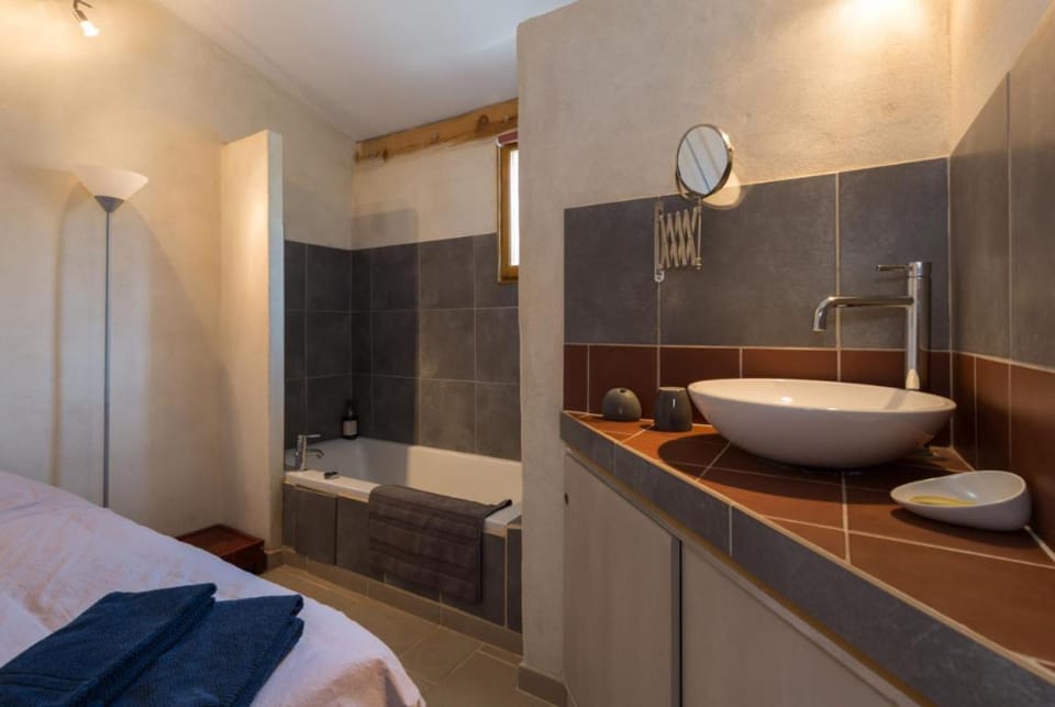 Bed, Bathroom