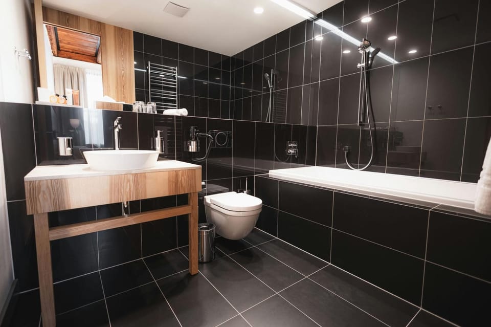 Shower, Toilet, Bathroom, Bath, towels
