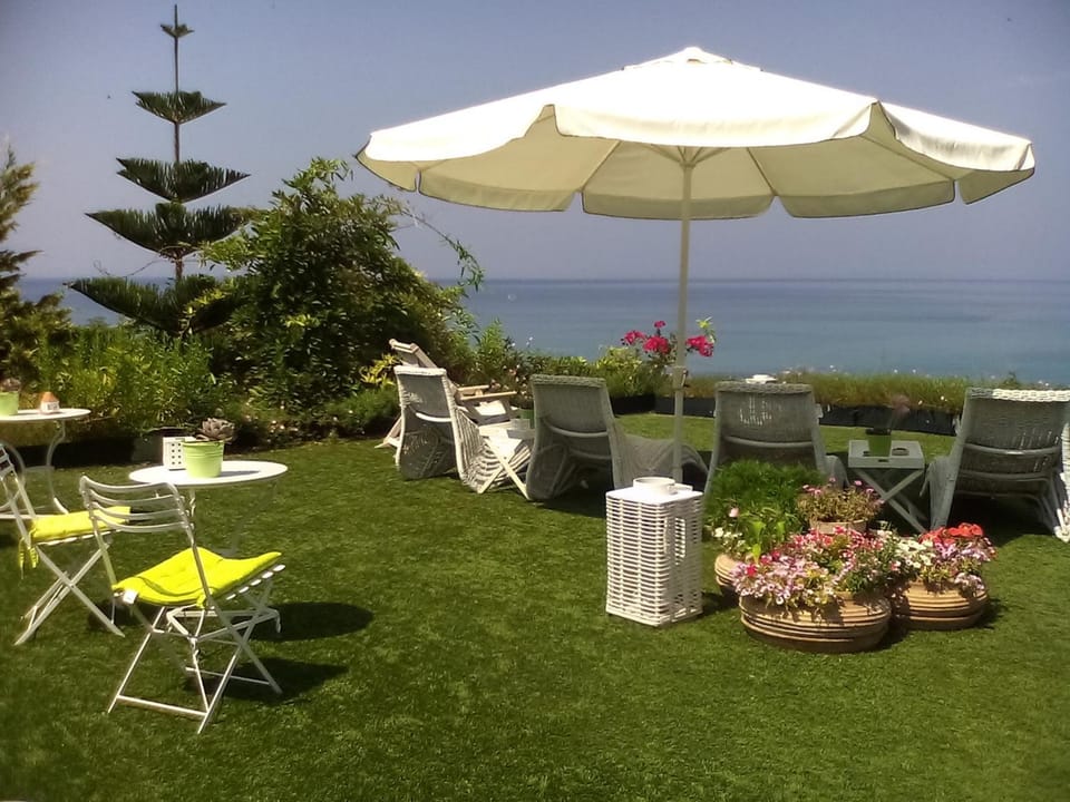 Day, Natural landscape, Balcony/Terrace, Seating area, On site, Garden view, Landmark view, Sea view
