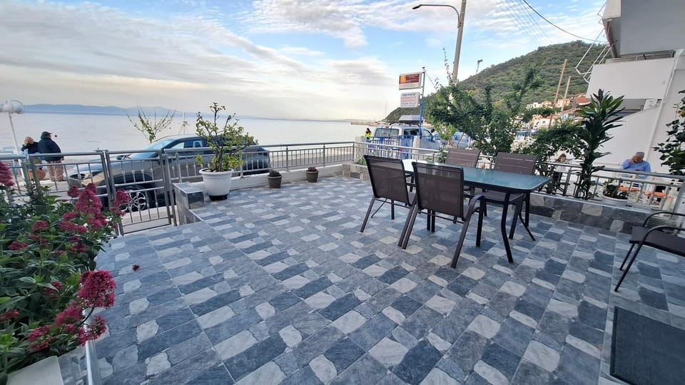 Property building, Natural landscape, Balcony/Terrace, Dining area, Sea view