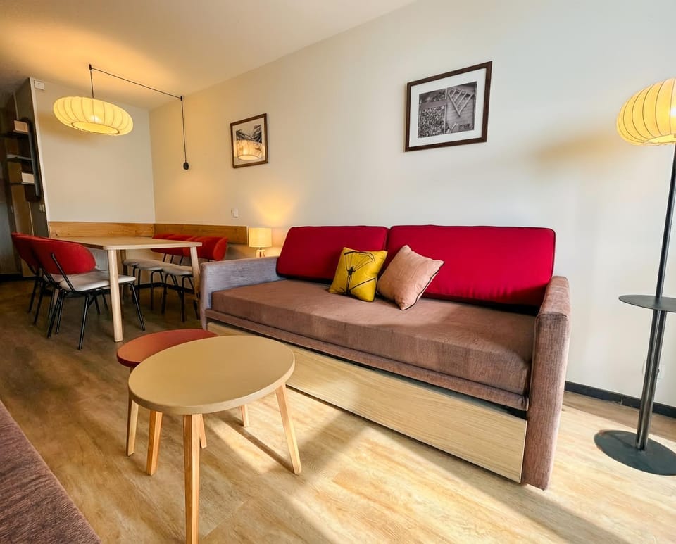 Bed, Living room, Photo of the whole room, Seating area, Dining area, Bedroom