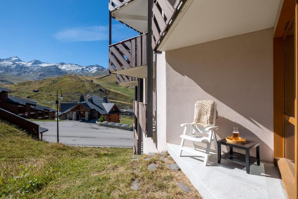 Property building, Patio, Day, Natural landscape, View (from property/room), Balcony/Terrace, Seating area, Mountain view