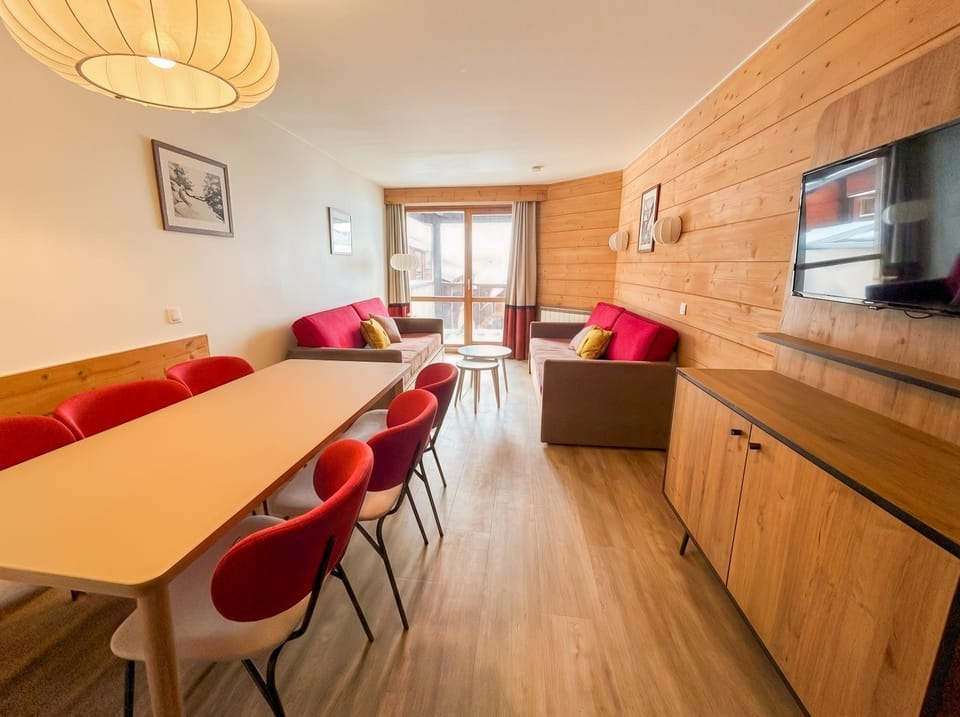 TV and multimedia, Kitchen or kitchenette, Living room, Seating area, Dining area