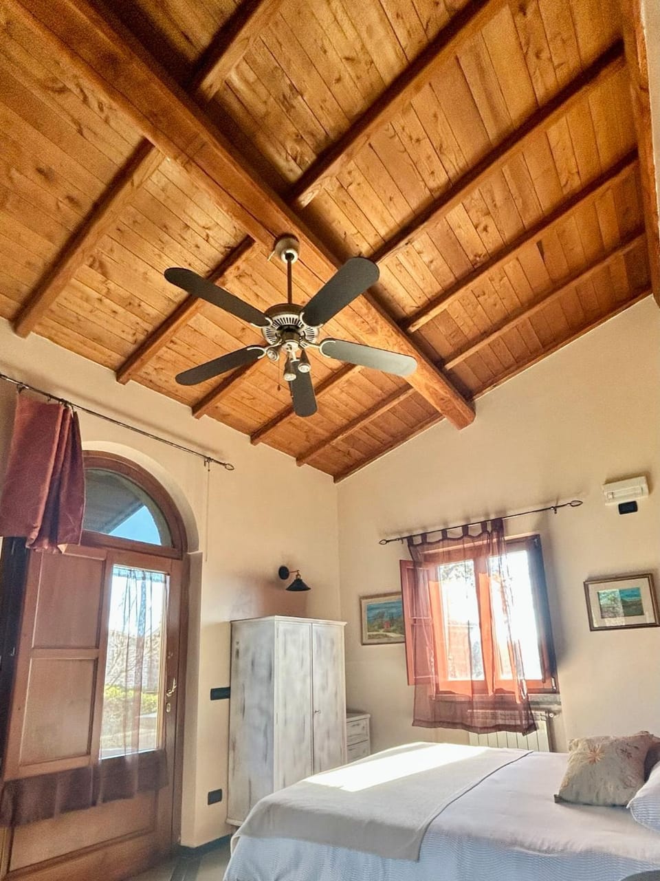 Bed, Photo of the whole room, Bedroom, fireplace, wardrobe