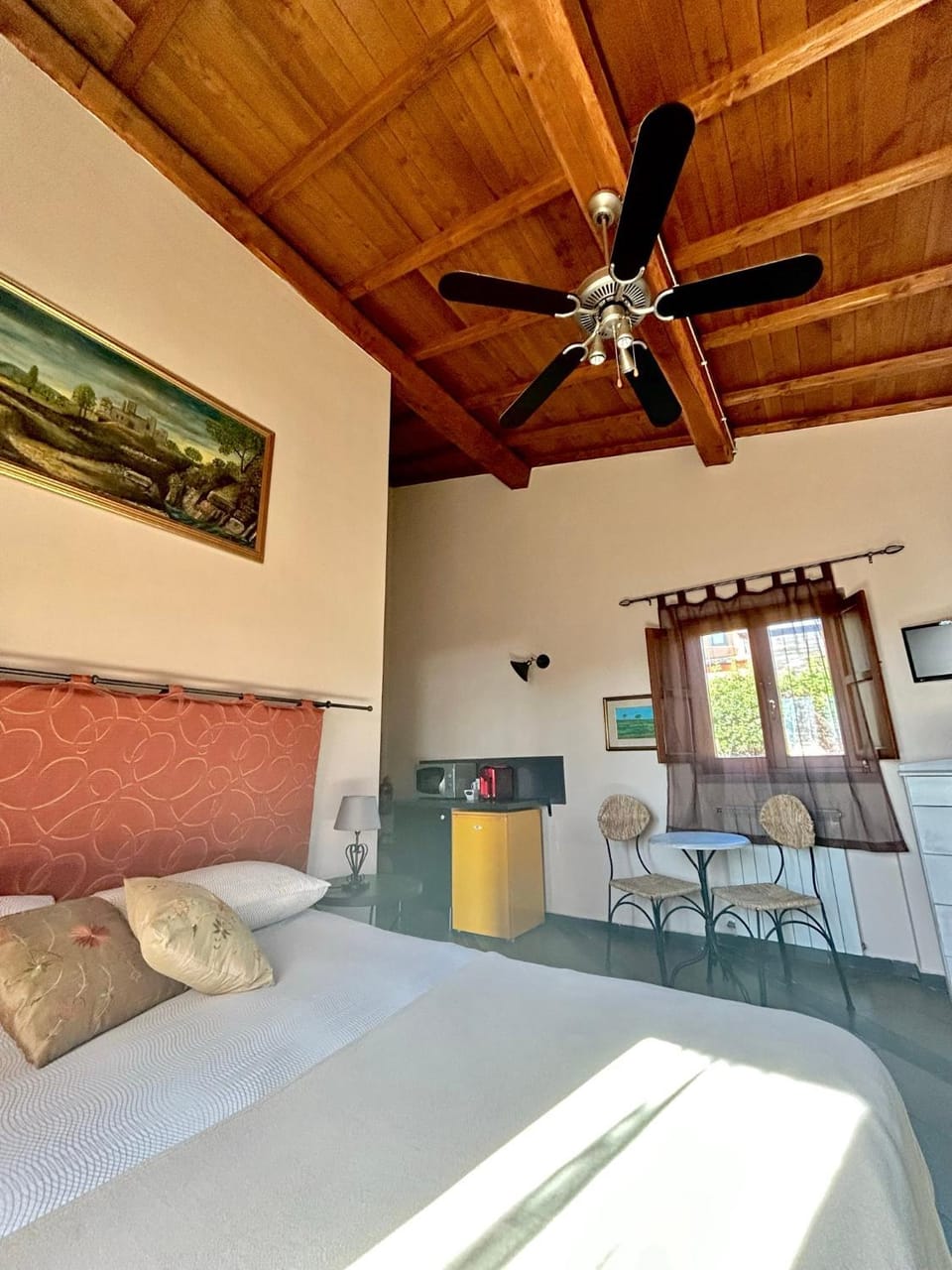 Bed, Photo of the whole room, Bedroom, fireplace