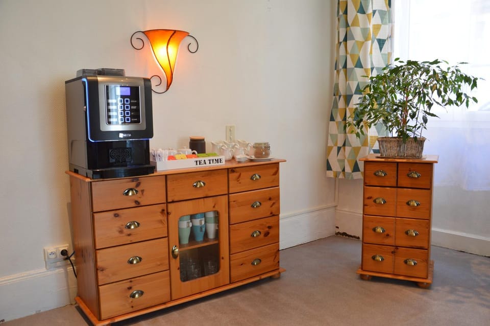 Staff, Staff, People, People, Buffet breakfast, Buffet breakfast, young children, young children, older children, older children, group of guests, group of guests, Family, Family