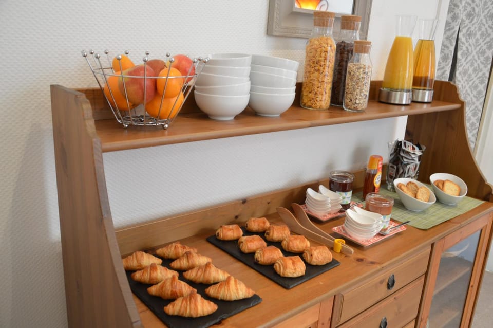 Staff, People, Buffet breakfast, young children, older children, Family