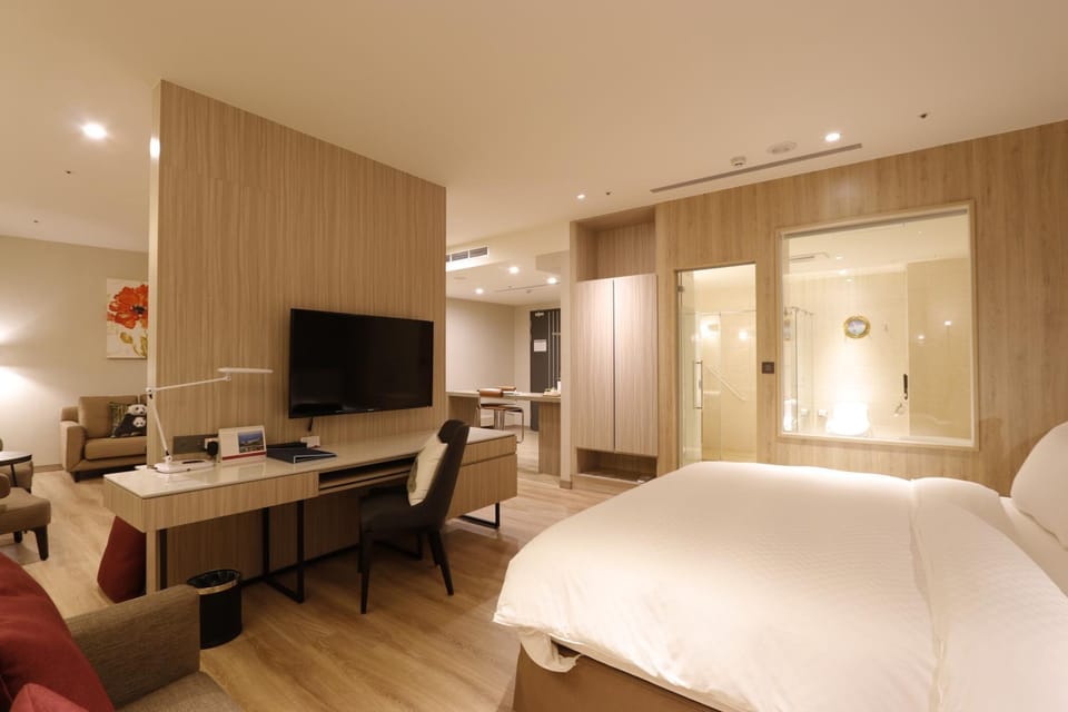 Bed, TV and multimedia, Living room, Photo of the whole room, Seating area, Bedroom, wardrobe