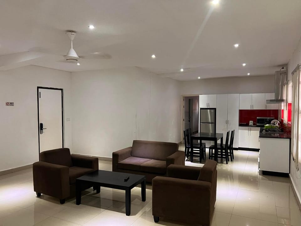 Kitchen or kitchenette, Living room, Seating area, Dining area, stove