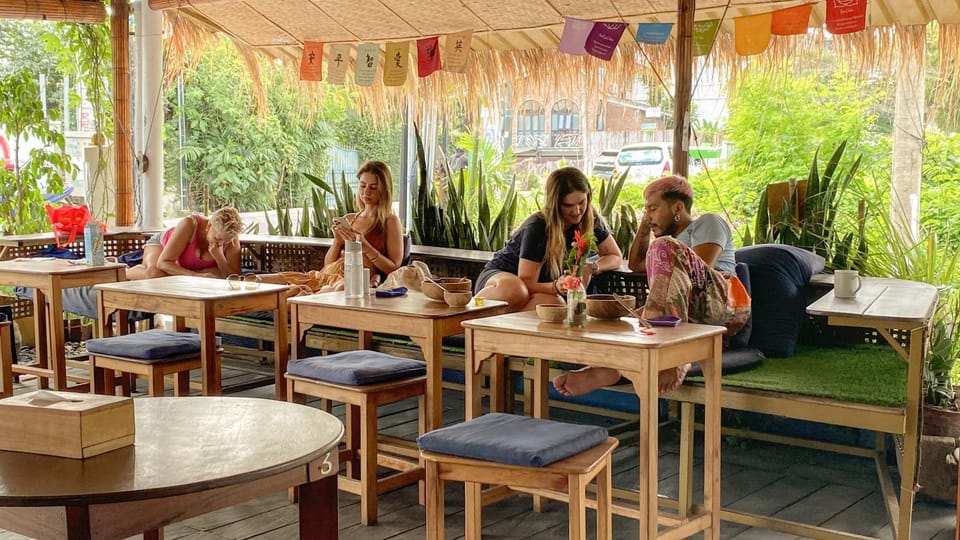 Restaurant/places to eat, People, Food and drinks, group of guests