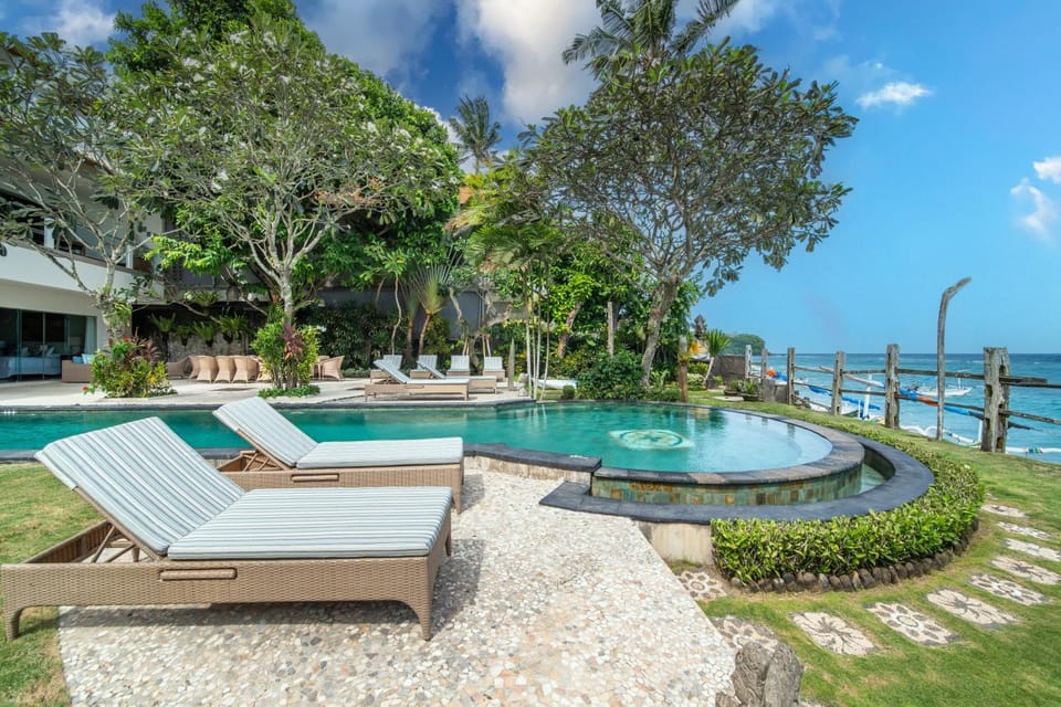 Swimming pool, sunbed