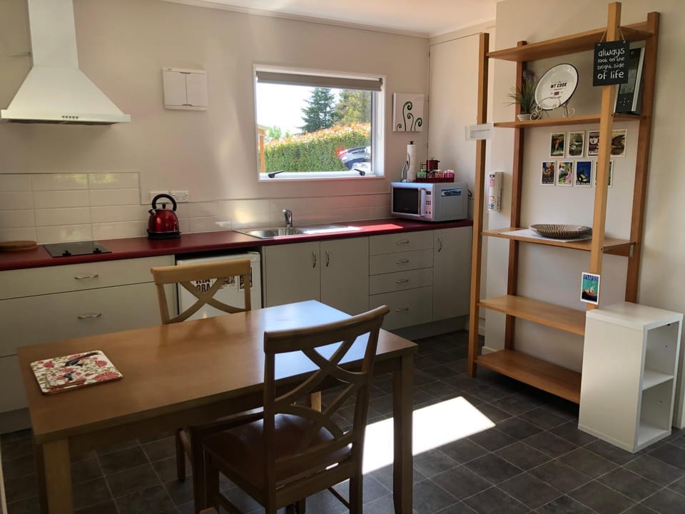 Kitchen or kitchenette, Dining area, minibar, stove