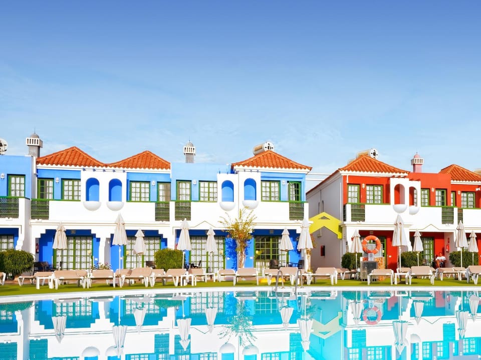 Day, Swimming pool, sunbed