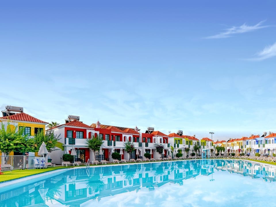 Day, Swimming pool, sunbed