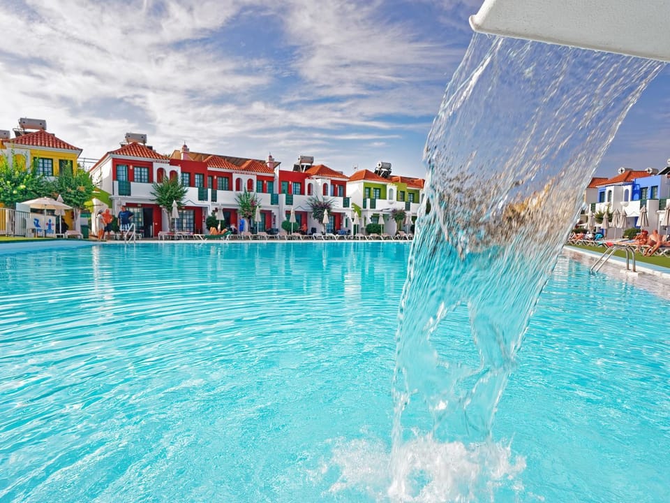 Day, Swimming pool