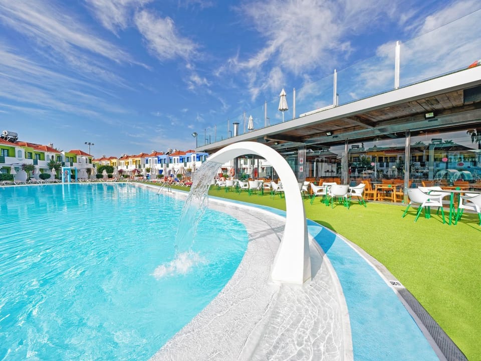 Day, Swimming pool, sunbed