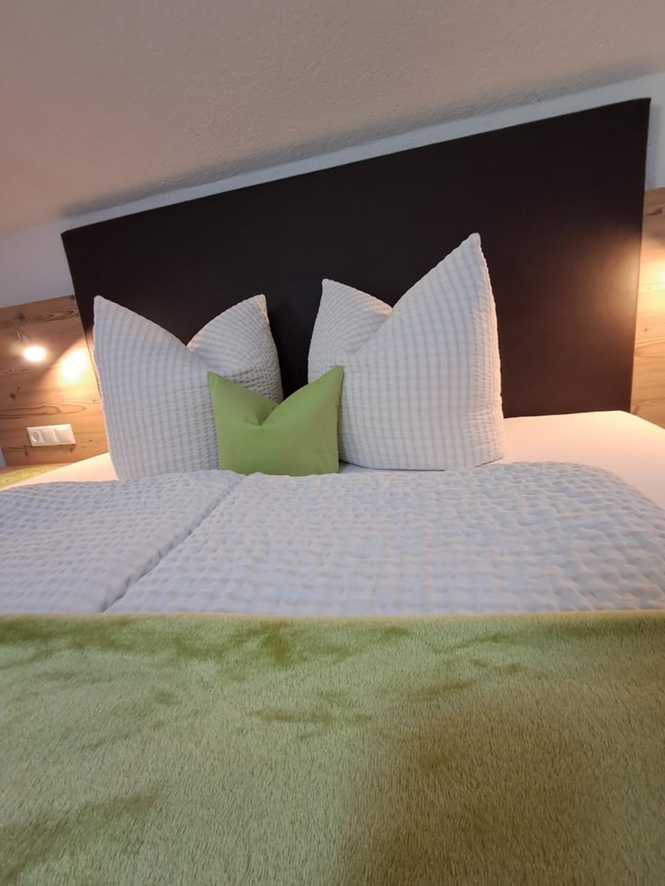 Bed, Bedroom, pet friendly