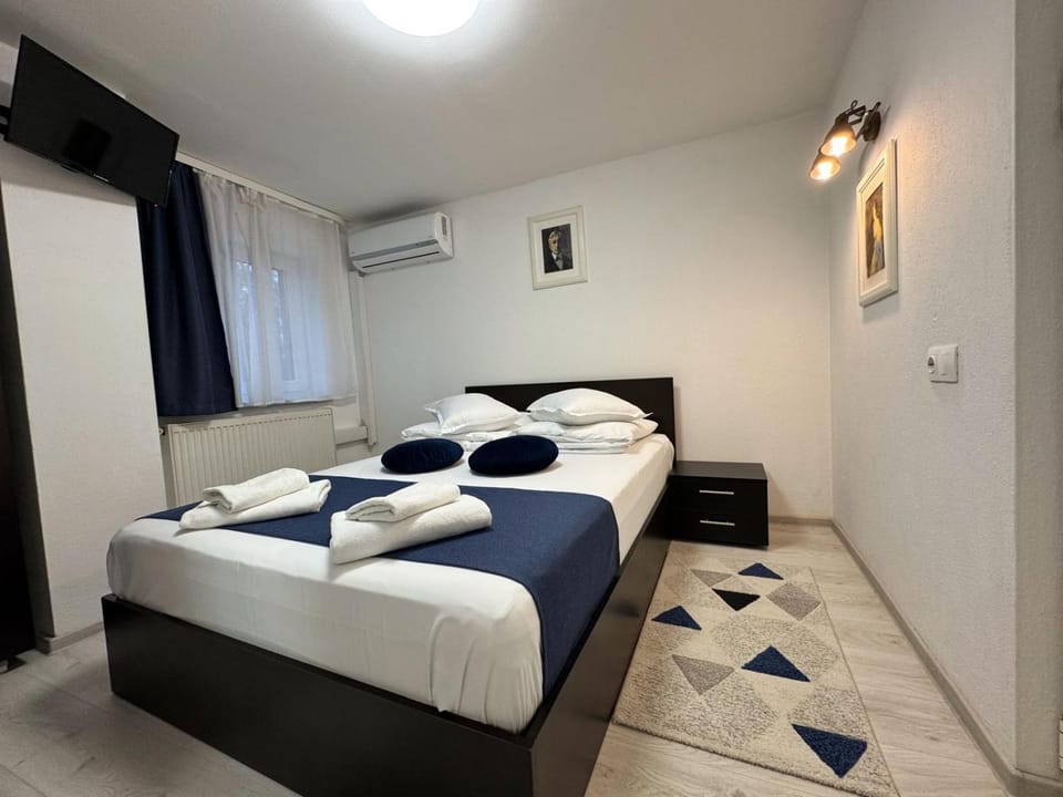 Bed, Photo of the whole room, Bedroom, towels, air conditioner
