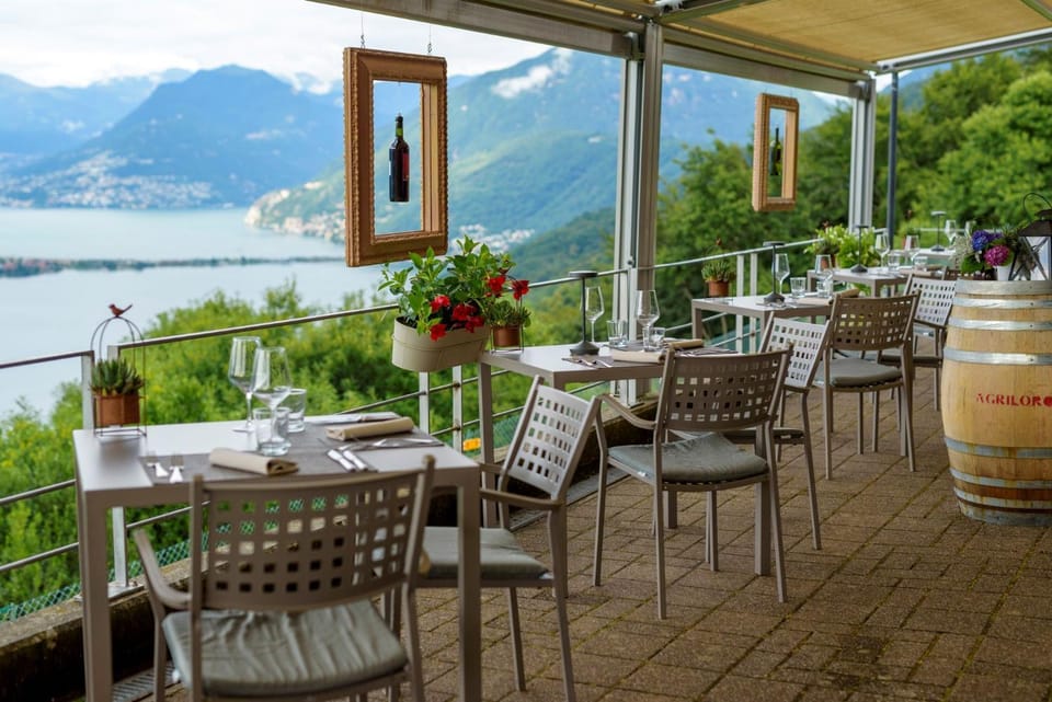 Restaurant/places to eat, Lake view